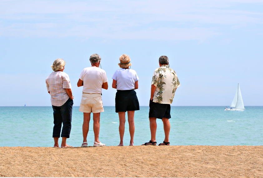 Quelques retraités sur une plage.