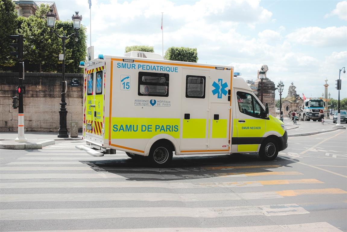 Une ambulance dans Paris - Credit: Mathias Reding in Pexels