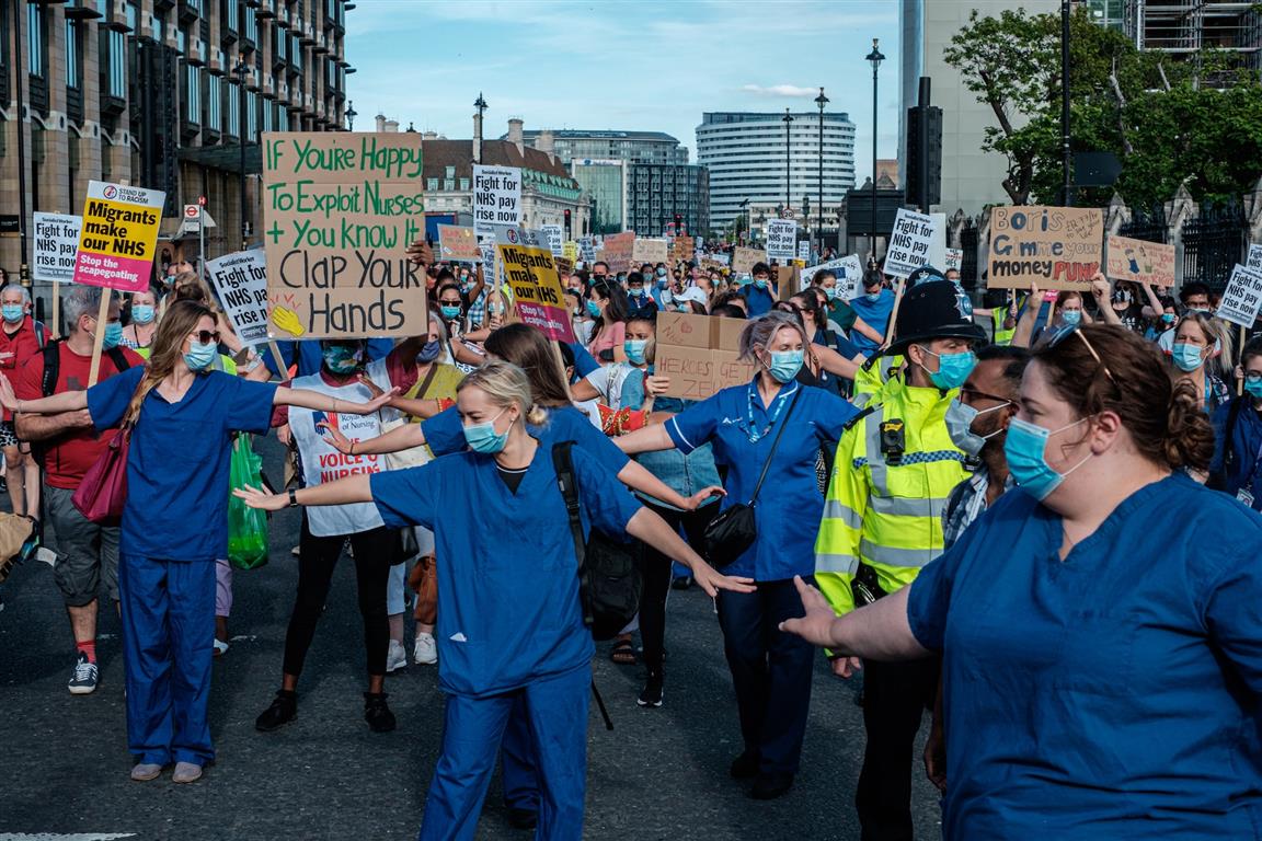 Des infirmières manifestent à Londres - Photo by Ehimetalor Akhere Unuabona on Unsplash   