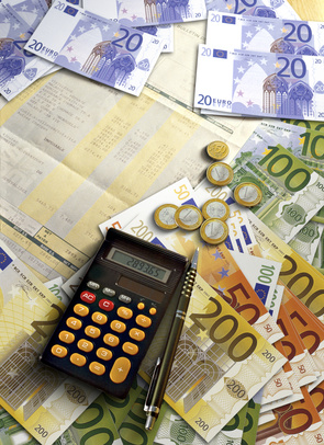 Revue de salaire avec calculatrice et euros - Fotolia