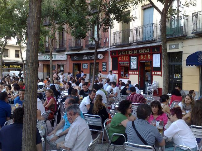 Madrid : Les madrilènes aiment se retrouver entre amis Plaza Olavide pour partager quelques tapas