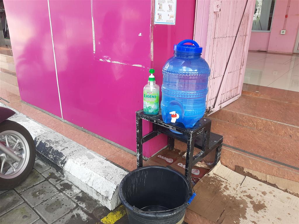 Water and gel in front of a shop in Bali - baliexpat.com