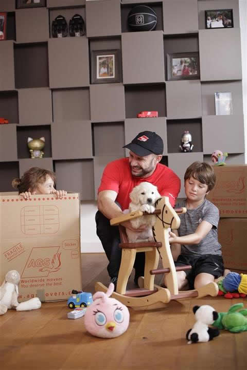 AGS Movers:Children and movers packing
