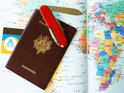 Carte du monde, passeport français et couteau suisse - Fotolia