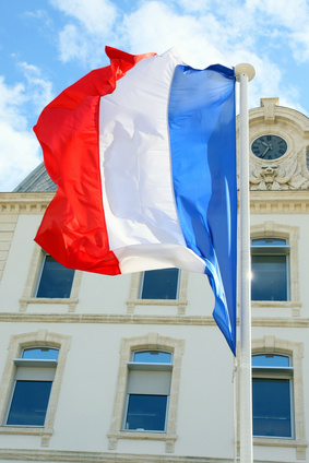 Drapeau français au vent devant un consulat © illustrez-vous - Fotolia.com