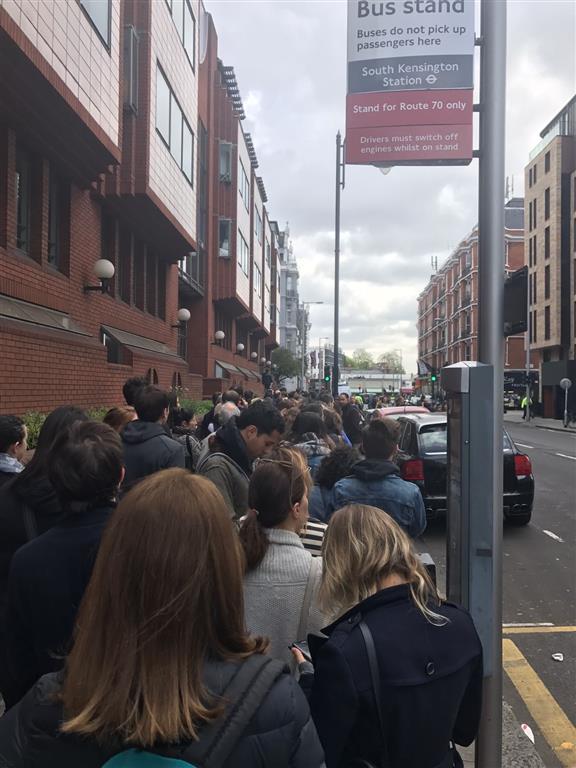 Election Présidentielle 2017-1er Tour @ LONDRES : queue autour du Lycée français Charles de Gaulle à South Kensington