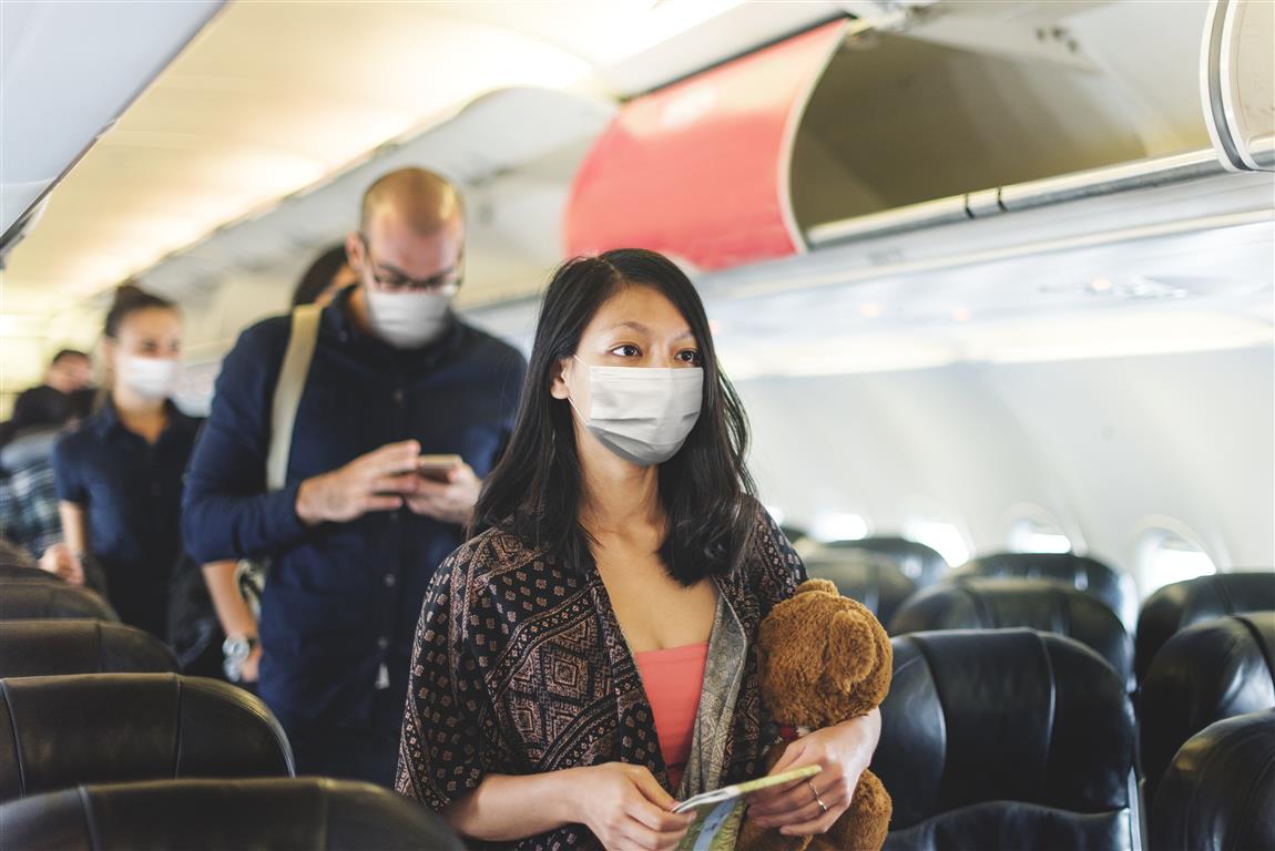 Passengers with masks leaving a plane - photo created by rawpixel.com - www.freepik.com