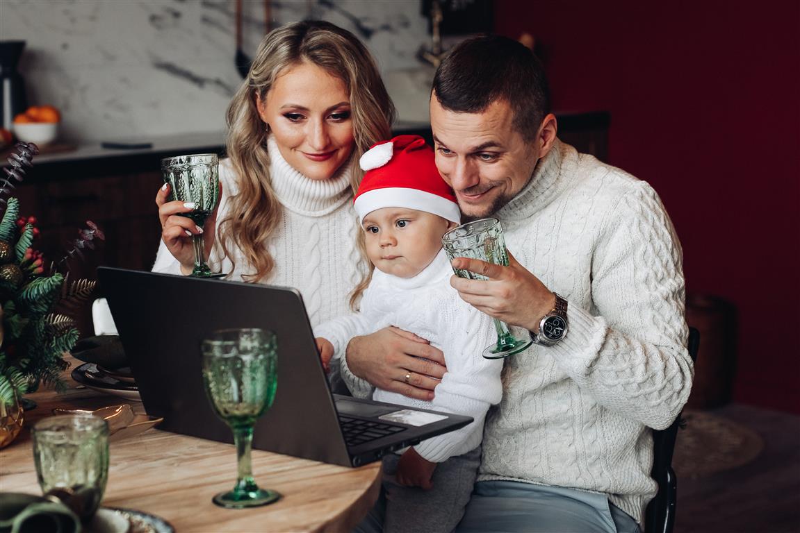 Family with child doing an online call with a laptop for Christmas	- Photo created by user15285612 - www.freepik.com