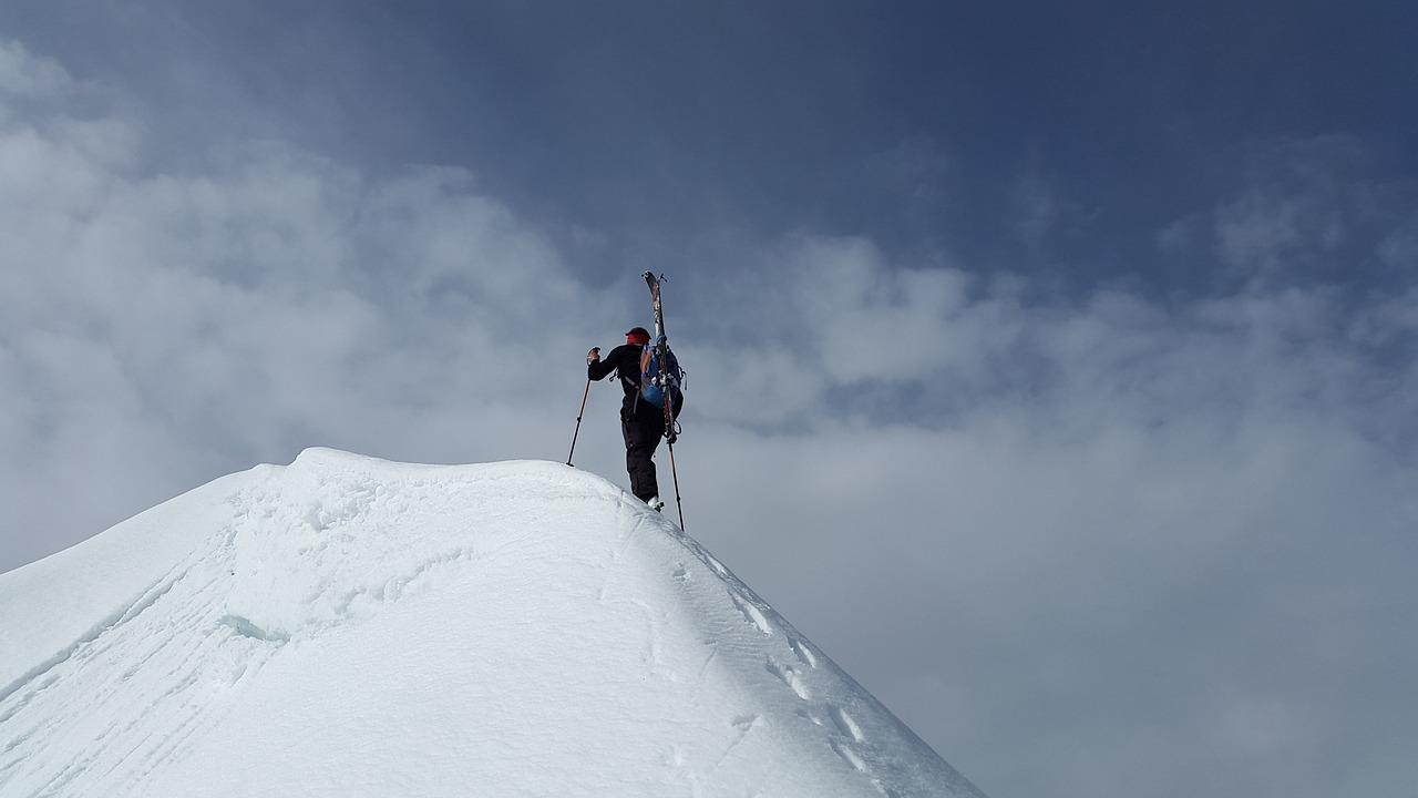 Climbing a mountain, skiing - Image by Simon from Pixabay