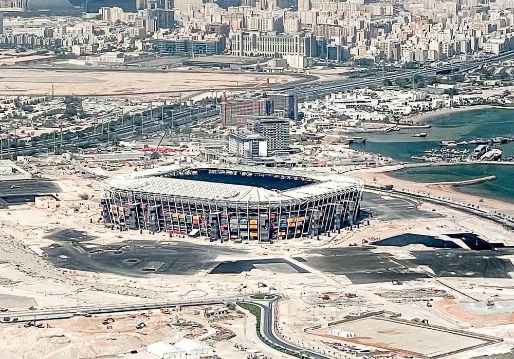 Vue aérienne de la construction du stade au Qatar - Photo by Ben Koorengevel on Unsplash